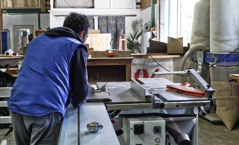 Personne sciant du bois