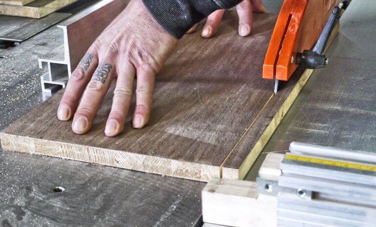 Personne sciant du bois